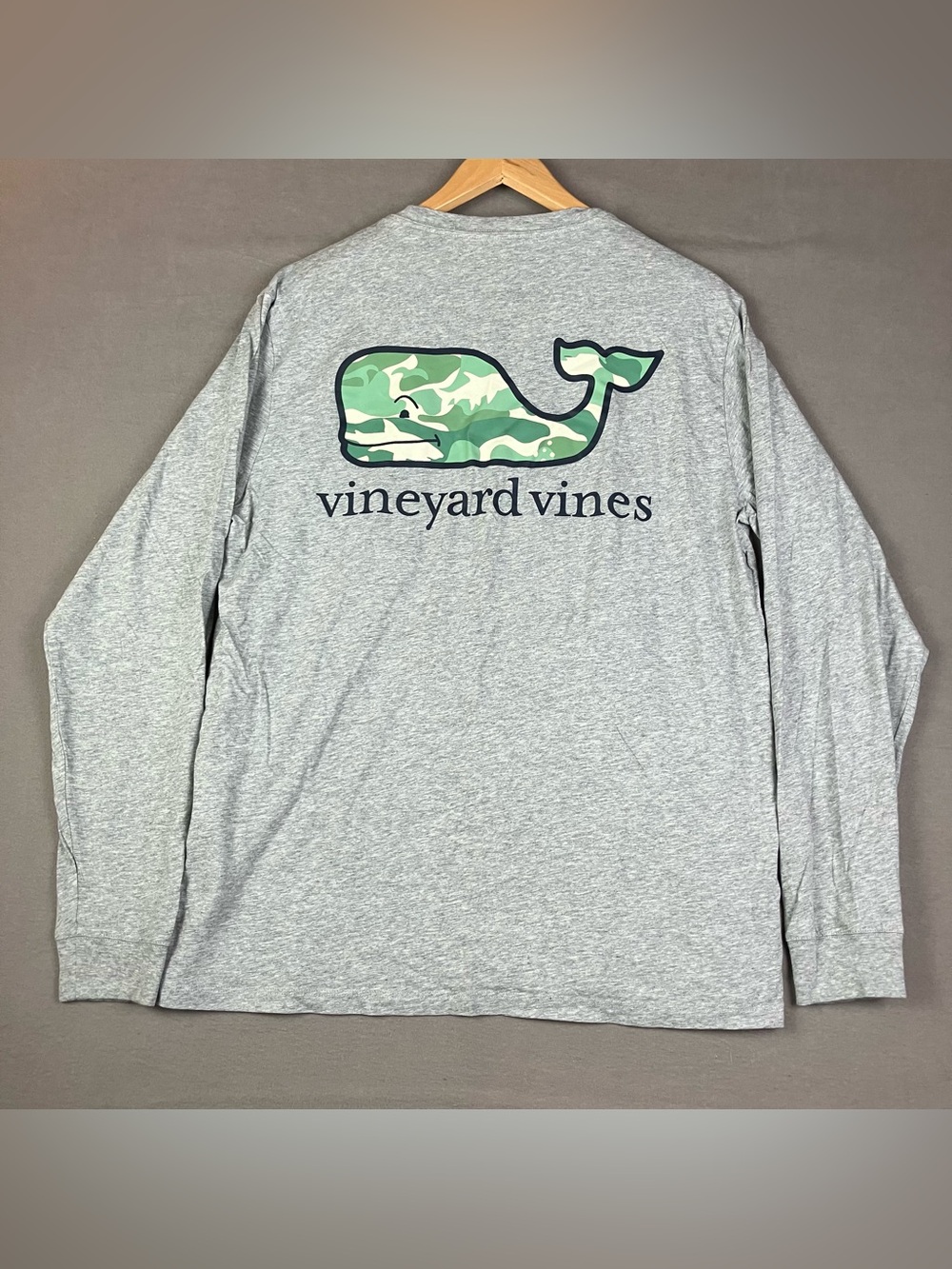 Vineyard Vines Men’s Size M Long Sleeve Pocket Shirt Gray Camo Whale Logo. In go